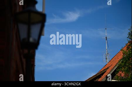 02 septembre 2025, basse-Saxe, Lüneburg : une antenne est visible sur le toit d'un bâtiment. Photo : Philipp Schulze/dpa Banque D'Images