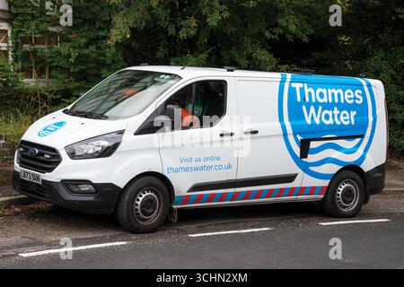 Kingston Blount, South Oxfordshire, Royaume-Uni. 3 septembre 2025. Thames Water van garé dans un village rural de l'Oxfordshire. Thames Water est à nouveau dans les nouvelles en raison de la proposition du consortium London & Valley Water, un plan de 20,5 milliards de livres sterling pour sauver l eau de Thames en difficulté. Cela impliquerait de réduire les projets d'infrastructure nécessaires. Crédit : Stephen Bell Alamy Live News Banque D'Images