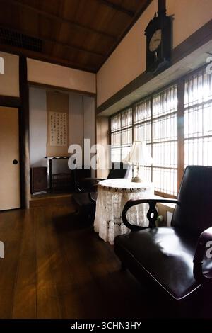 Un salon calme et nostalgique dans une maison traditionnelle de style japonais avec des meubles vintage. Banque D'Images
