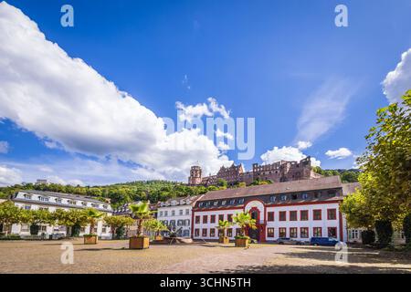 Karlsplatz dans la ville historique de Heidelberg avec vue sur la ruine du château, Allemagne Banque D'Images