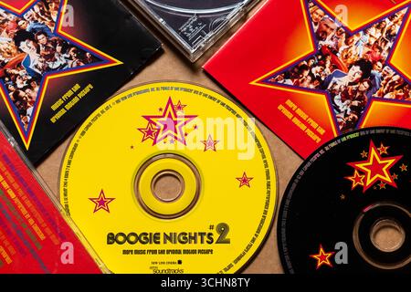 CD 'Boogie Nights - Music from the original Motion Picture' avec pochettes d'album, isolé sur fond blanc clair Banque D'Images