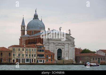 Venise, Italie - 22 août 2019 : Eglise de il Redentore à Venise sur la promenade de l'île de Giudecca par temps nuageux. Banque D'Images