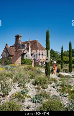 Femme visiteuse marchant autour du jardin Delos d'inspiration méditerranéenne à Sissinghurst dans le kent en été Banque D'Images