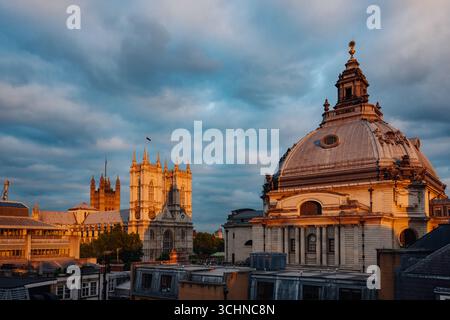 Abbaye de Westminster (centre), Central Hall Westminster (à droite) et Queen Elizabeth II Centre (à gauche) et Victoria Tower of the Palace of Westminster Banque D'Images