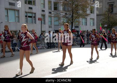 Bay Shore High School Marauder Band avec des étudiants en uniformes Bordeaux défilent fièrement pendant la parade Columbus Day à New York Banque D'Images