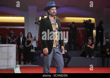 2 septembre 2025, Venise, Venetie, ITALIE : Venise, Italie, 02 septembre 2025. JOHN ROBINSON le tapis rouge pour la projection du film Dead Man's Wire au 82e Festival international du film de Venise à Venise, en Italie. (Crédit image : © Laurent Lairys/ZUMA Press Wire) USAGE ÉDITORIAL SEULEMENT ! Non destiné à UN USAGE commercial ! Banque D'Images