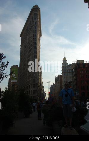 Vue rapprochée de l'emblématique Flatiron Building à New York, montrant son architecture triangulaire et sa façade en pierre détaillée contre le ciel Banque D'Images