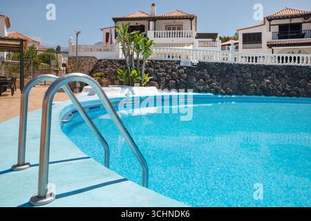 Piscine résidentielle tranquille dans un complexe de vacances privé, entouré de verdure tropicale luxuriante et d'une atmosphère paisible à Paraiso Royal Banque D'Images