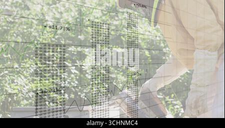 Inspecter l'apiculteur senior dans la combinaison d'apiculture soulevant le nid d'abeille dans le jardin avec des cartes, copier l'espace Banque D'Images