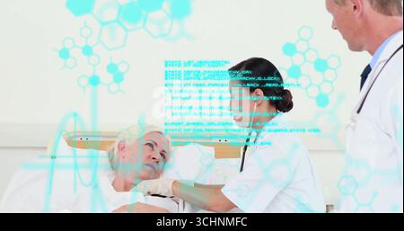 Infirmière penchée plaçant le stéthoscope sur le thorax du patient sénior sur le lit d'hôpital, avec superposition numérique Banque D'Images