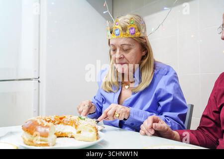 Matin de Noël confortable avec couple mangeant gâteau festif Banque D'Images