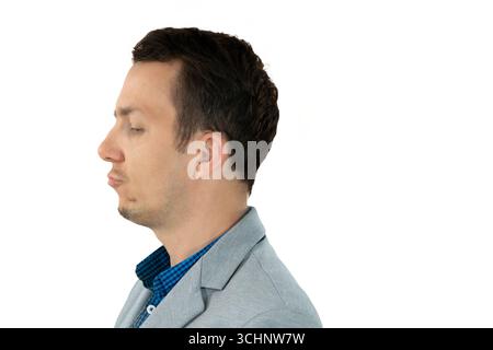 Profil latéral de l'homme en blazer gris plongeant les lèvres avec les yeux fermés sur fond transparent, geste humoristique stupide Banque D'Images