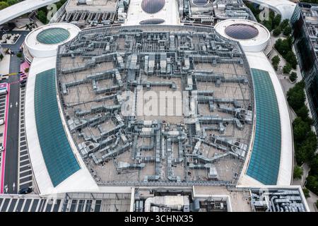 Vue de dessus de la structure urbaine sur le toit avec conduits de ventilation HVAC visibles et puits de lumière incurvés. symétrie architecturale dans le quartier commerçant Banque D'Images