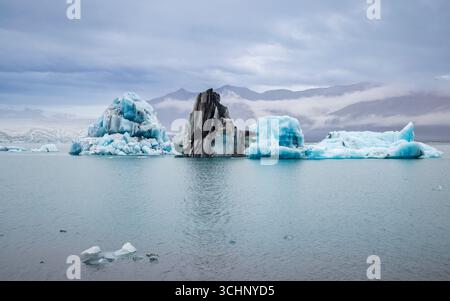 Icebergs dans la lagune du glacier de Jokulsarlon, dans le sud de l'Islande Banque D'Images