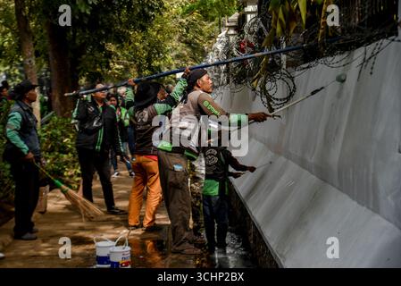 Bandung, Java occidental, Indonésie. 3 septembre 2025. Un chauffeur de moto-taxi a effectué un nettoyage pacifique à la suite d'une manifestation à Bandung, dans l'ouest de Java. Crédit : ZUMA Press, Inc/Alamy Live News Banque D'Images