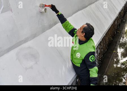 Bandung, Java occidental, Indonésie. 3 septembre 2025. Un chauffeur de moto-taxi a effectué un nettoyage pacifique à la suite d'une manifestation à Bandung, dans l'ouest de Java. Crédit : ZUMA Press, Inc/Alamy Live News Banque D'Images