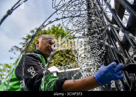 Bandung, Java occidental, Indonésie. 3 septembre 2025. Un chauffeur de moto-taxi a effectué un nettoyage pacifique à la suite d'une manifestation à Bandung, dans l'ouest de Java. Crédit : ZUMA Press, Inc/Alamy Live News Banque D'Images