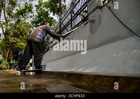 Bandung, Java occidental, Indonésie. 3 septembre 2025. Un chauffeur de moto-taxi a effectué un nettoyage pacifique à la suite d'une manifestation à Bandung, dans l'ouest de Java. Crédit : ZUMA Press, Inc/Alamy Live News Banque D'Images