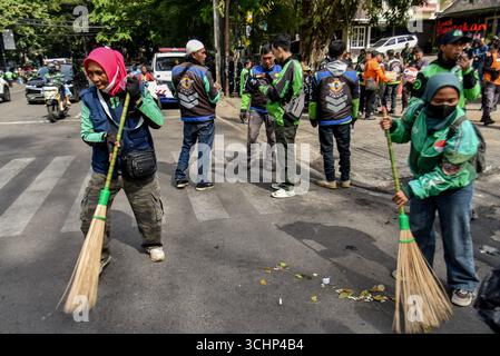 Bandung, Java occidental, Indonésie. 3 septembre 2025. Un chauffeur de moto-taxi a effectué un nettoyage pacifique à la suite d'une manifestation à Bandung, dans l'ouest de Java. Crédit : ZUMA Press, Inc/Alamy Live News Banque D'Images