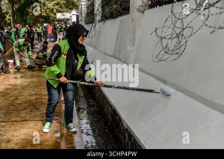 Bandung, Java occidental, Indonésie. 3 septembre 2025. Un chauffeur de moto-taxi a effectué un nettoyage pacifique à la suite d'une manifestation à Bandung, dans l'ouest de Java. Crédit : ZUMA Press, Inc/Alamy Live News Banque D'Images