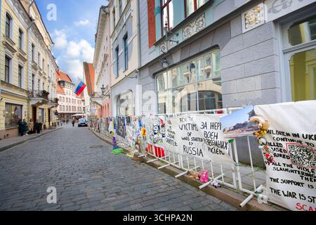 Banderoles contre la guerre en Ukraine devant l'ambassade de Russie à Tallinn, Estonie Banque D'Images