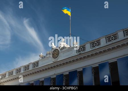 Le drapeau ukrainien survole l'hôtel de ville d'Odessa Banque D'Images
