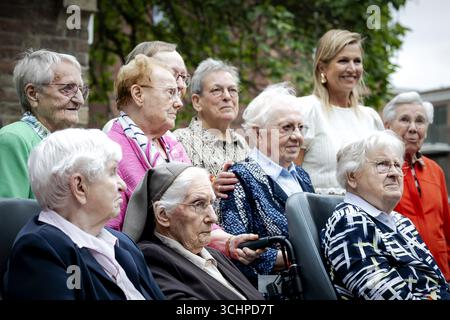 VEGHEL – la reine Máxima pose avec des religieuses pour une photo de groupe lors d’une visite de travail au Kloosterkwartier (quartier du monastère). Ce quartier résidentiel a été construit sur le site du couvent des Sœurs Franciscaines et sur le terrain de l'ancien hôpital Bernhoven. La reine parle avec les religieuses qui y vivent encore et avec les résidents du quartier. ANP ROBIN VAN LONKHUIJSEN pays-bas OUT - belgique OUT Banque D'Images