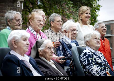 VEGHEL – la reine Máxima pose avec des religieuses pour une photo de groupe lors d’une visite de travail au Kloosterkwartier (quartier du monastère). Ce quartier résidentiel a été construit sur le site du couvent des Sœurs Franciscaines et sur le terrain de l'ancien hôpital Bernhoven. La reine parle avec les religieuses qui y vivent encore et avec les résidents du quartier. ANP ROBIN VAN LONKHUIJSEN pays-bas OUT - belgique OUT Banque D'Images