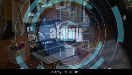 Ordinateur portable montrant la réunion avec la superposition de sécurité dans le bureau à domicile, notes, stylo et crayons, livres et tasse Banque D'Images