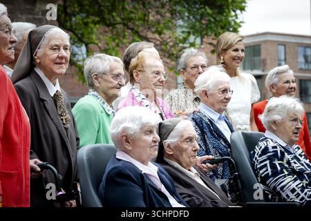 VEGHEL – la reine Máxima pose avec des religieuses pour une photo de groupe lors d’une visite de travail au Kloosterkwartier (quartier du monastère). Ce quartier résidentiel a été construit sur le site du couvent des Sœurs Franciscaines et sur le terrain de l'ancien hôpital Bernhoven. La reine parle avec les religieuses qui y vivent encore et avec les résidents du quartier. ANP ROBIN VAN LONKHUIJSEN pays-bas OUT - belgique OUT Banque D'Images