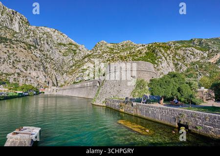 L'eau de la baie de Kotor rencontre la Citadelle du Bastion au mur du rideau Nord dans l'ancienne ville de Kotor, au Monténégro, en Europe Banque D'Images