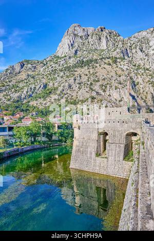 L'eau de la baie de Kotor rencontre la Citadelle du Bastion au mur du rideau Nord dans l'ancienne ville de Kotor, au Monténégro, en Europe Banque D'Images