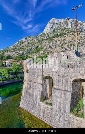 L'eau de la baie de Kotor rencontre la Citadelle du Bastion au mur du rideau Nord dans l'ancienne ville de Kotor, au Monténégro, en Europe Banque D'Images