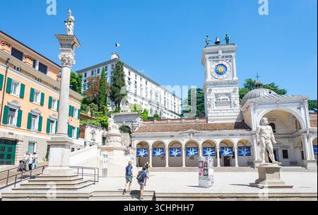 Loggia et Tempietto de San Giovanni avec à son sommet la tour de l'horloge, à la place de la ville Piazza Libertà dans la ville historique d'Udine, Italie Banque D'Images