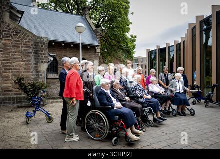 VEGHEL – la reine Máxima pose avec des religieuses pour une photo de groupe lors d’une visite de travail au Kloosterkwartier (quartier du monastère). Ce quartier résidentiel a été construit sur le site du couvent des Sœurs Franciscaines et sur le terrain de l'ancien hôpital Bernhoven. La reine parle avec les religieuses qui y vivent encore et avec les résidents du quartier. ANP ROBIN VAN LONKHUIJSEN pays-bas OUT - belgique OUT Banque D'Images