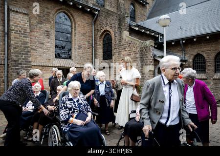 La reine Máxima avec des religieuses après une photo de groupe lors d'une visite de travail au Kloosterkwartier (quartier du monastère) à Veghel, aux pays-Bas, le 3 septembre 2025. Ce quartier résidentiel a été construit sur le site du couvent des Sœurs Franciscaines et sur le terrain de l'ancien hôpital Bernhoven. La reine a parlé avec les religieuses qui y vivent encore et avec les résidents du quartier. ANP ROBIN VAN LONKHUIJSEN pays-bas OUT - belgique OUT Banque D'Images