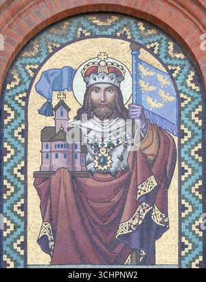 VIENNA, AUSTIRA - 5 JUILLET 2021 : la mosaïque de nouveaux Léopold sur la façade de l'église d'Antoine dès le début de 20. cent.. Banque D'Images