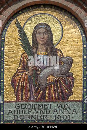 VIENNA, AUSTIRA - 5 JUILLET 2021 : la mosaïque des préparées Agnes la façade de l'église d'Antoine dès le début de 20. cent.. Banque D'Images