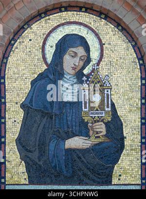 VIENNA, AUSTIRA - 5 JUILLET 2021 : la mosaïque de réunifiJuliana de Liège sur la façade de l'église d'Antoine dès le début de 20. cent.. Banque D'Images