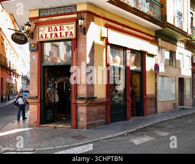 Petit Bar Alfalfa entrée dans un coin de rue dans le centre historique de Séville Andalousie Espagne Europe Banque D'Images