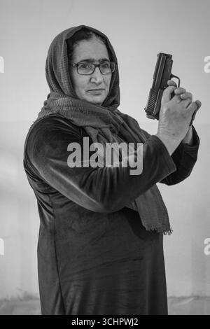 Les femmes kurdes symbolisent le courage et la résistance, vitaux dans les luttes politiques et civiles. Au Kurdistan, les maisons gardent souvent des fusils, reflétant la culture, la lutte Banque D'Images