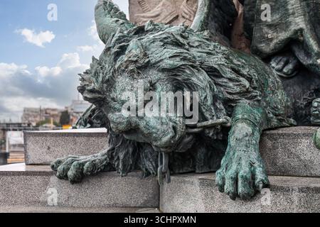 Détail du monumento à Vittorio Emanuele II avec un Lion de Saint Marc mordant simboitement les chaînes imposées à Venise par l'Autriche, Venise, Italie Banque D'Images