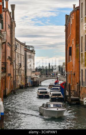 Rio dei Greci avec des bateaux amarrés devant le poste de commandement des carabiniers, Ponte della Pietà et l'île San Giorgio Maggiore en arrière-plan, Venise Banque D'Images