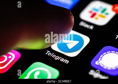 02 septembre 2025, basse-Saxe, Norden : le logo de l'application Telegram est visible sur l'écran d'un smartphone le 2 septembre 2025, tandis qu'un index s'approche de l'icône de l'application. Telegram est un service de messagerie instantanée gratuit du développeur Telegram FZ-LLC pour une utilisation sur smartphones, tablettes, smartwatches et PC, qui a été développé en Russie. Par défaut, les chats ne sont cryptés qu'entre le client et le serveur ; les chats entre deux personnes peuvent éventuellement être cryptés de bout en bout en tant que « chats secrets ». (image symbole, photo symbole, illustration, photo symbolique, photo illustrative, image du thème, g Banque D'Images