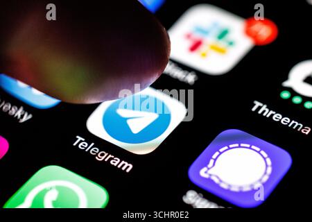 02 septembre 2025, basse-Saxe, Norden : le logo de l'application Telegram est visible sur l'écran d'un smartphone le 2 septembre 2025, tandis qu'un index s'approche de l'icône de l'application. Telegram est un service de messagerie instantanée gratuit du développeur Telegram FZ-LLC pour une utilisation sur smartphones, tablettes, smartwatches et PC, qui a été développé en Russie. Par défaut, les chats ne sont cryptés qu'entre le client et le serveur ; les chats entre deux personnes peuvent éventuellement être cryptés de bout en bout en tant que « chats secrets ». (image symbole, photo symbole, illustration, photo symbolique, photo illustrative, image du thème, g Banque D'Images