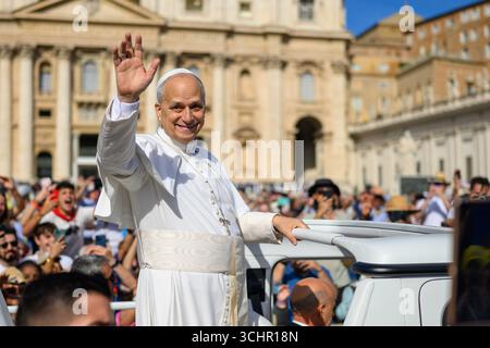 Rome, Italie. 3 septembre 2025. Le pape Léon XIV salue des foules de fidèles devant son audience générale. Crédit : Adam Ján Figeľ/Alamy Live News. Banque D'Images