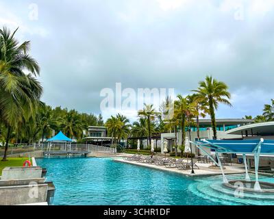 Un espace de loisirs avec piscines et palmiers. Banque D'Images