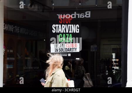 Londres, Royaume-Uni. 3 septembre 2025. Une femme passe devant le spa luxuriant de Covent Garden qui ferme pour une journée en solidarité avec Gaza. La société de cosmétiques éthiques a fermé tous ses magasins et usines, ainsi que son site Web, avec des panneaux indiquant « Stop Starving Gaza - We are Closed in Solidarity » placés dans les vitrines des magasins. Crédit : Vuk Valcic/Alamy Live News Banque D'Images