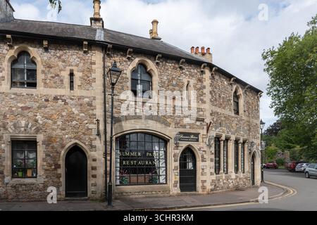 Summer Palace Restaurant dans un bâtiment historique en pierre à l'angle de High Street et de la Cathedral Green à Llandaff, Cardiff, pays de Galles du Sud, Royaume-Uni Banque D'Images
