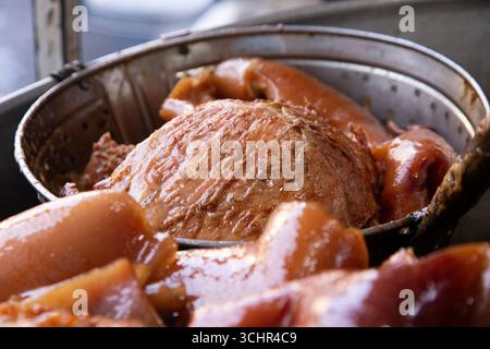 Stand de Street food servant les célèbres tacos carnitas de porc à Mexico. Banque D'Images